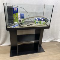 Aquarium mit Zubehör, inklusive Unterschrank
