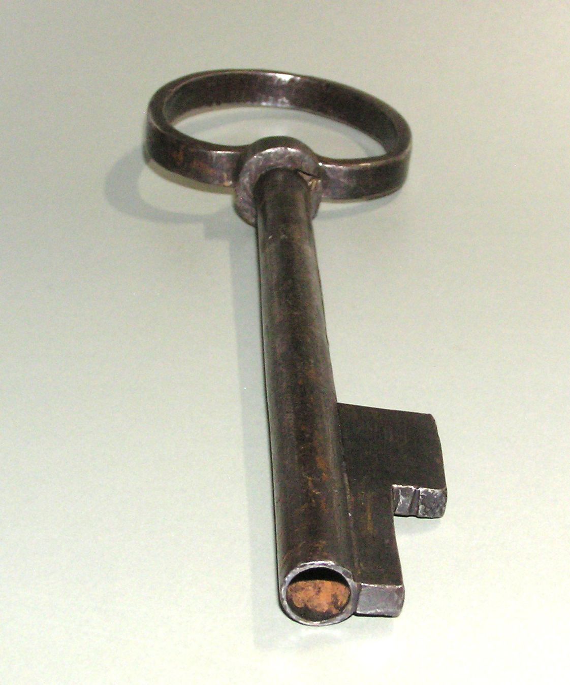 Chiavi: Grosser geschmiedeter Hohldornschlüssel 17 - 18 Jh. – Usato da Grenchen venduto da Antique-hunter 3