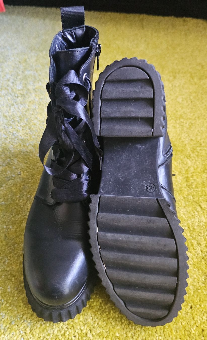 Scarpe da donna: Schwarze Boots Gr. 40 mit seidigen Schnürsenkel – Usato da Horgen venduto da ste_sy7h 3
