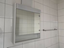 Spiegelschrank mit integrierter Steckdose