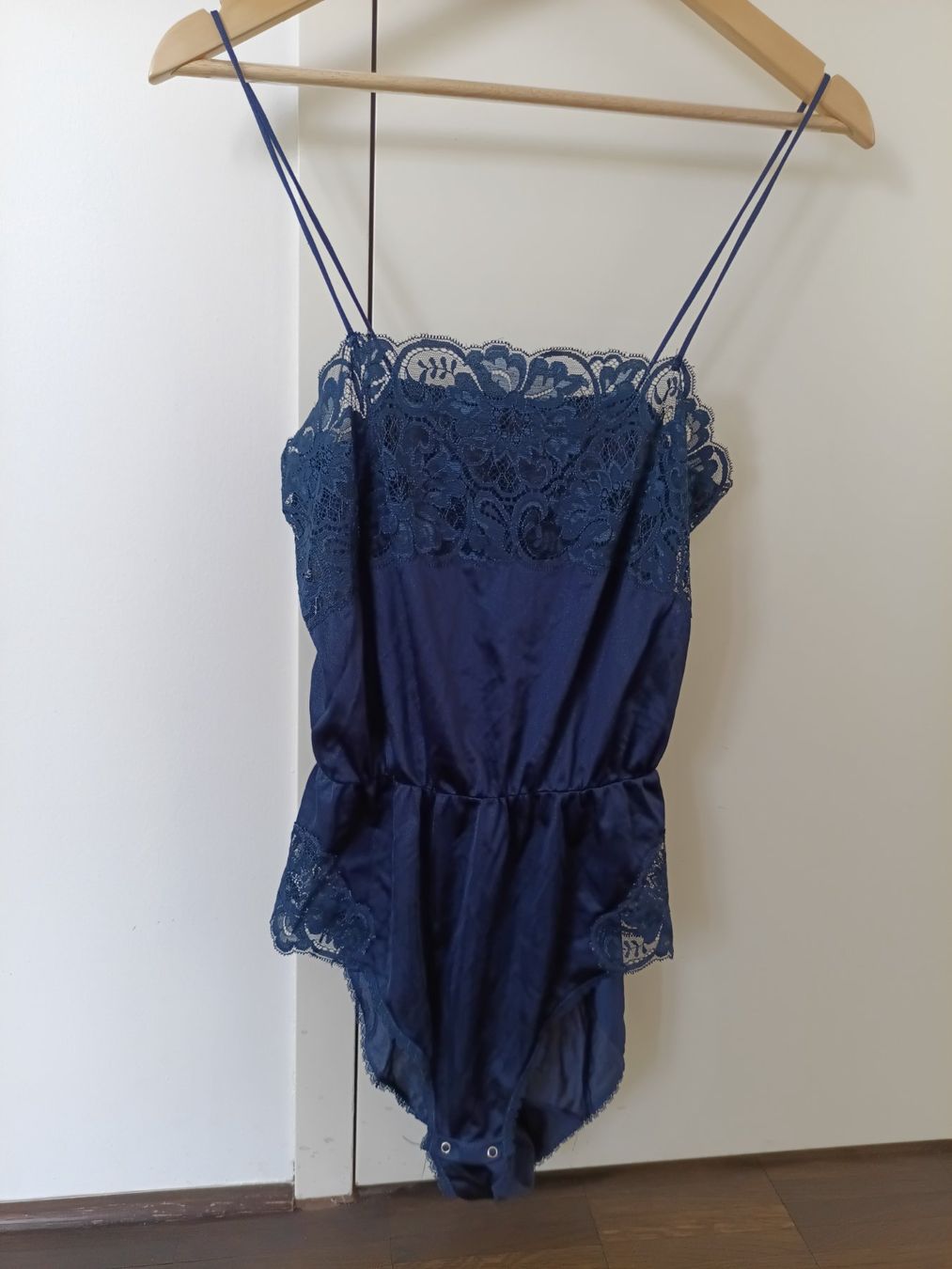 Altra biancheria intima: Dunkelblauer, sexy Body, mit Spitze, in M. – Usato da Schwyz venduto da s.verkauf 1