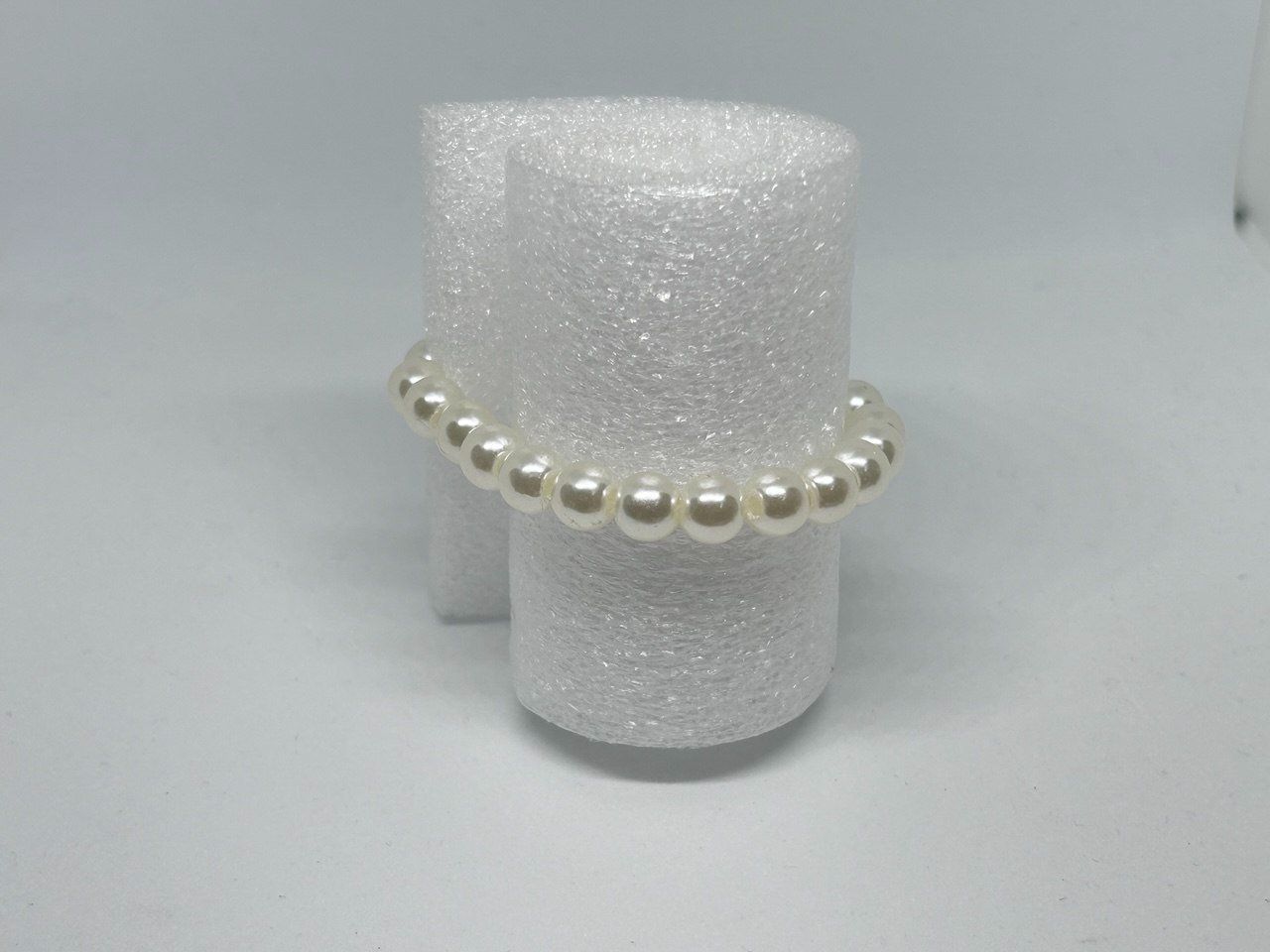 Bracciali & Braccialetti: Bracciale elastico con perle sintetiche bianche – Usato da Giubiasco venduto da LorisVale