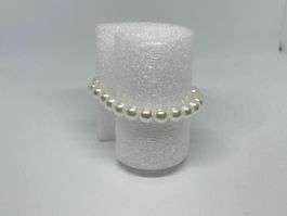 Bracciale elastico con perle sintetiche bianche