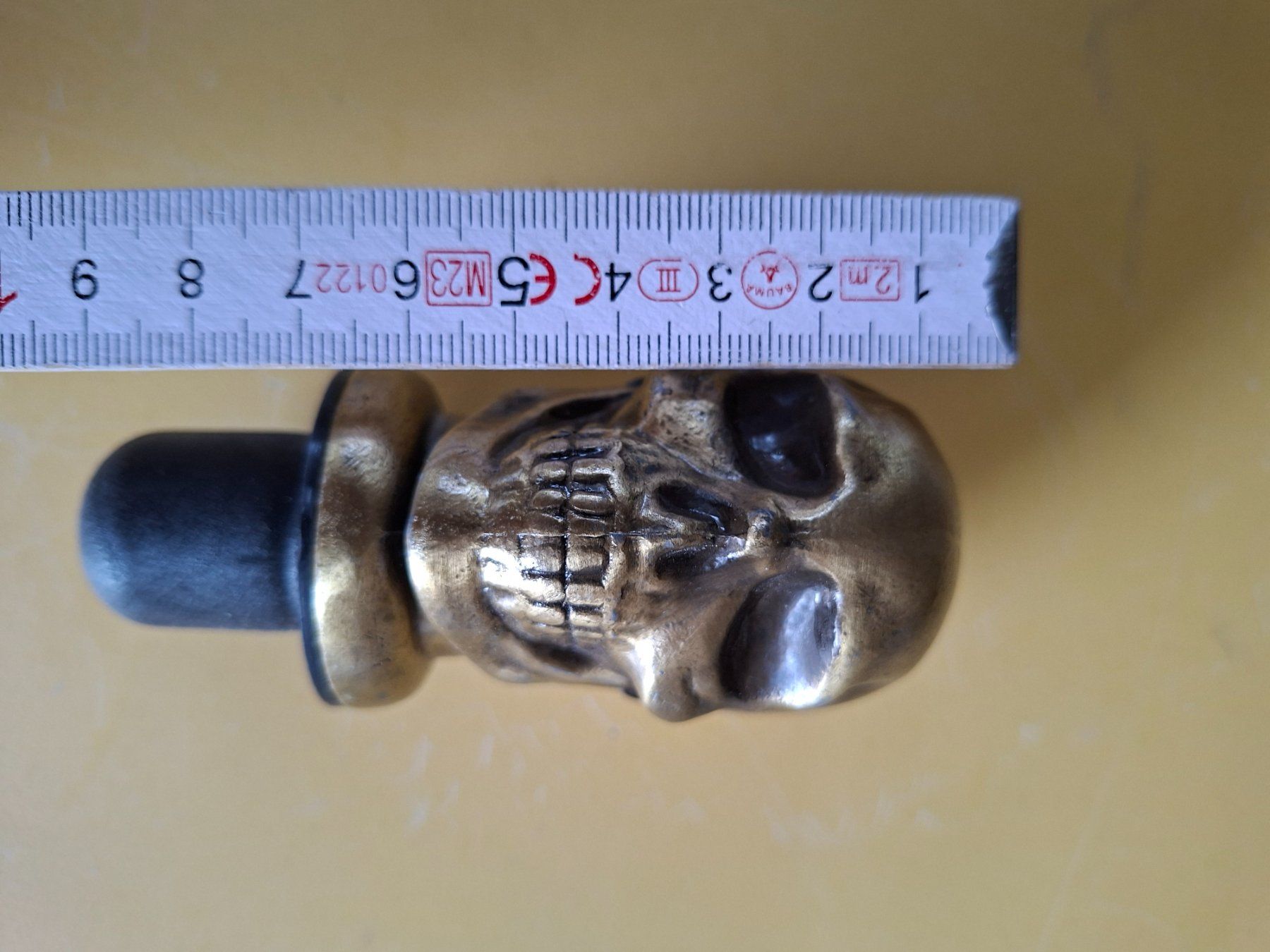 Flaschenöffner & -verschlüsse: Flaschenverschluss Totenkopf Messing ca. 9cm L – Gebraucht aus Ehrendingen von CHMEX 3