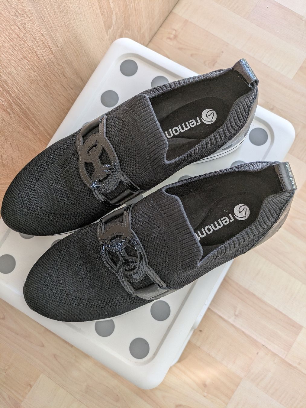 Scarpe da donna: Remonte Slipper Schwarz, Grösse 39 neuwertig – Nuovo (secondo la descrizione) da Rieden AG venduto da juliarieden