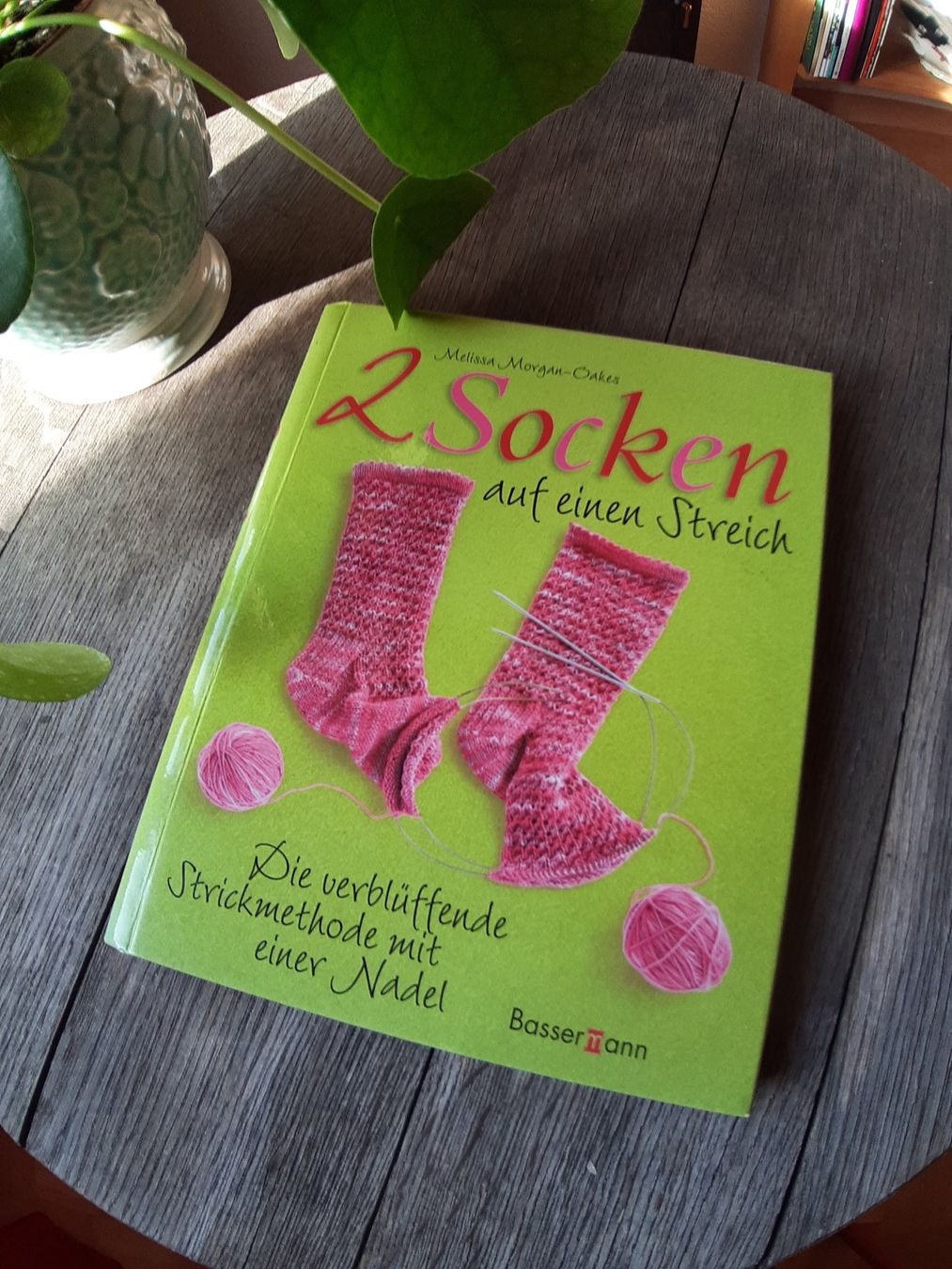 Libri: Strickbuch für 2 Socken gleichzeitig – Usato da Utzenstorf venduto da Lutra4678