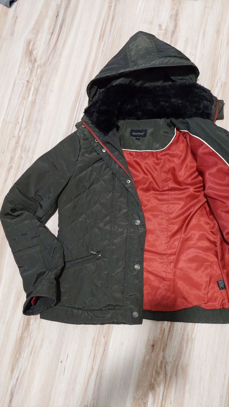 Jacken: Essentiel Winterjacke Gr. 36  mit Kunstfellfutter – Gebraucht aus Gwatt (Thun) von Letzte-Chance-III