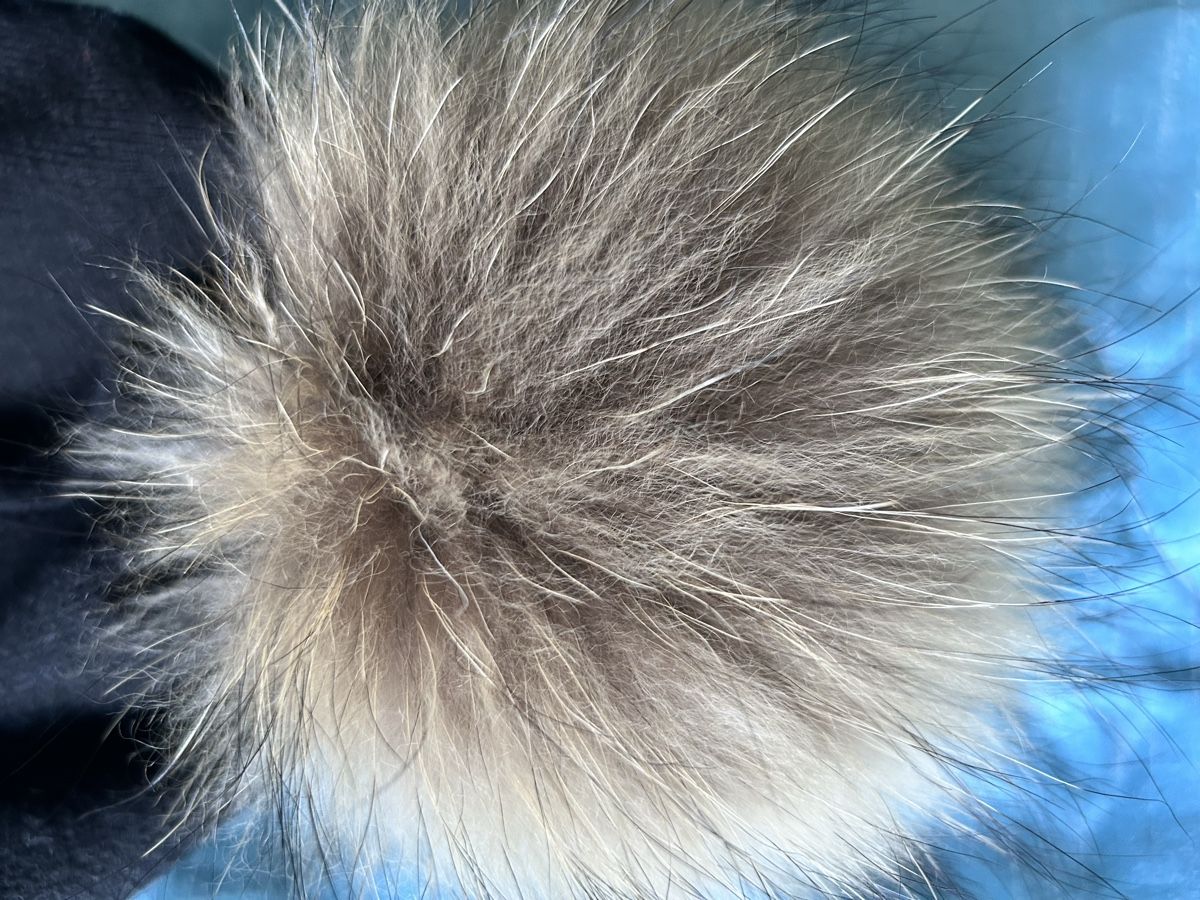 Copricapi, berretti & cappellini: Warm Winter Beanie with Real Fur Pompom – Nuovo (secondo la descrizione) da Biel/Bienne venduto da zit_v5yc 1