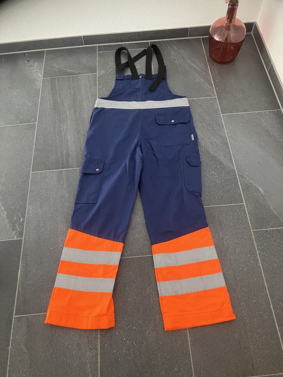 Pantaloni: Arbeitskleidung Warnschutz Latzhose Gr.46 – Usato da Bettwiesen venduto da Zustand57 1