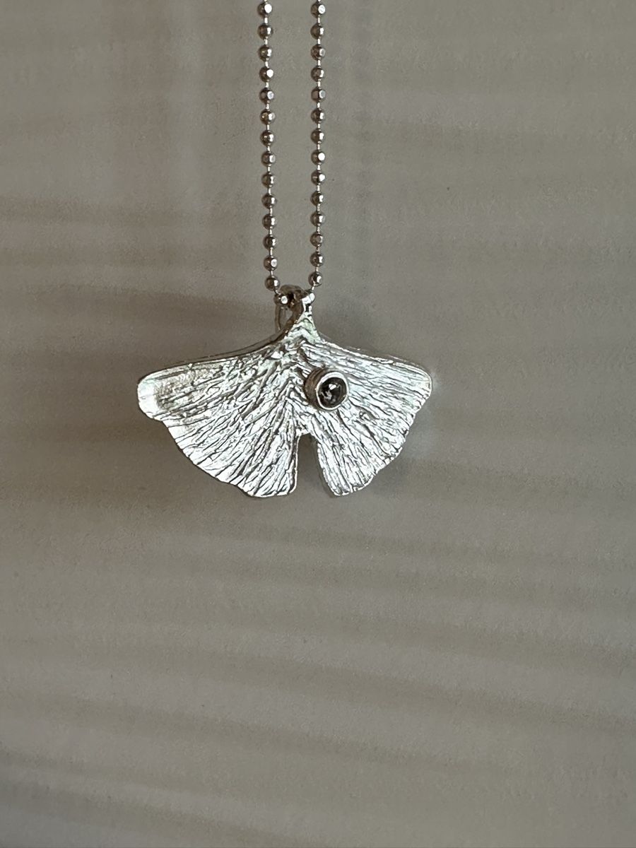 Ciondoli: Ginkoblatt Anhänger inkl. Silberkette – Nuovo e nell'imballaggio originale da Niederglatt ZH venduto da Silberschmuck-design