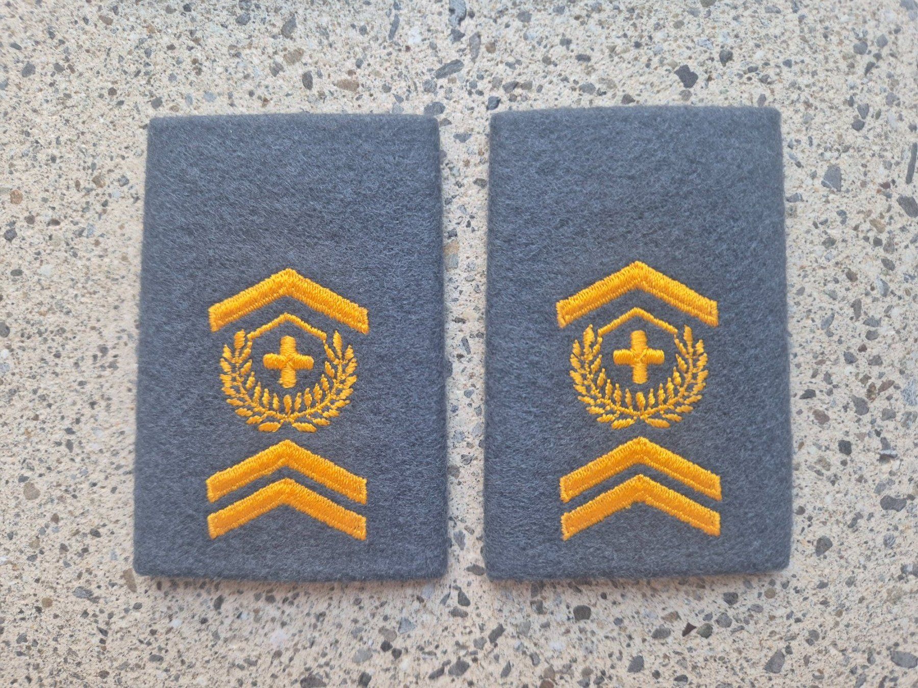 Schweizer Armee Plaketten & Abzeichen: Gradabzeichen Patten Set Adjutant Militärpolizei – Neu und originalverpackt aus Riedholz von fr_sIruP