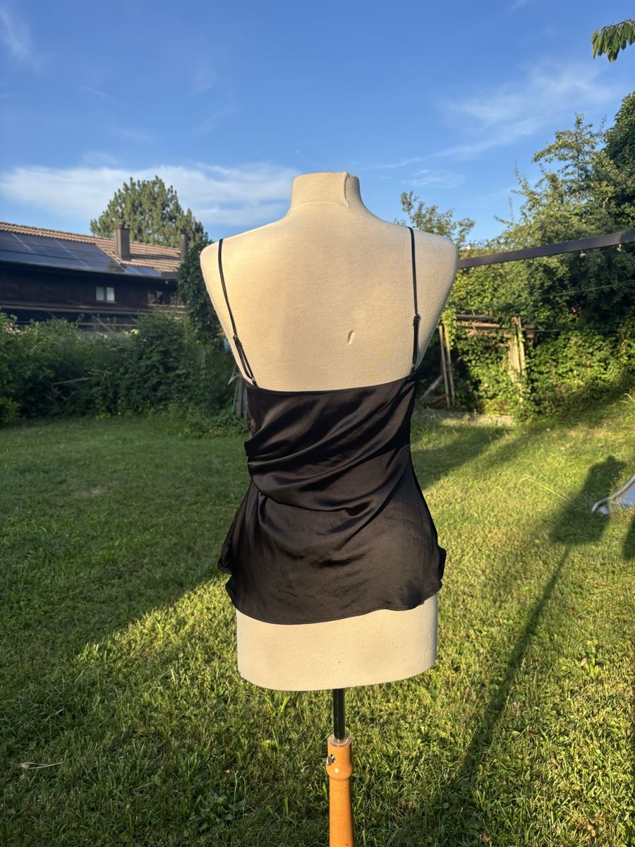 Zara Top: SCHWARZES SATIN-CAMISOLE – Usato da Gockhausen venduto da stella.frei 1