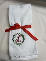 2x Towels, Wreath Embroidery, Personalised Gift Initial „L“