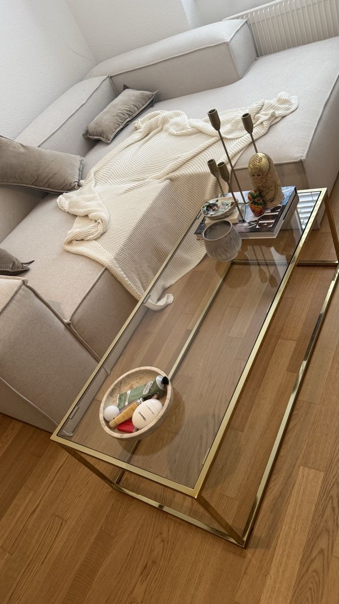 Westwing Tische: Coffee Table Glass Top Gold Frame Rectangular – Gebraucht aus Zürich von Sarahneukomm 1