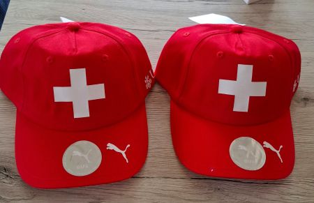 2x Neu und OVP  Puma Hopp Schwiiz Kappe.