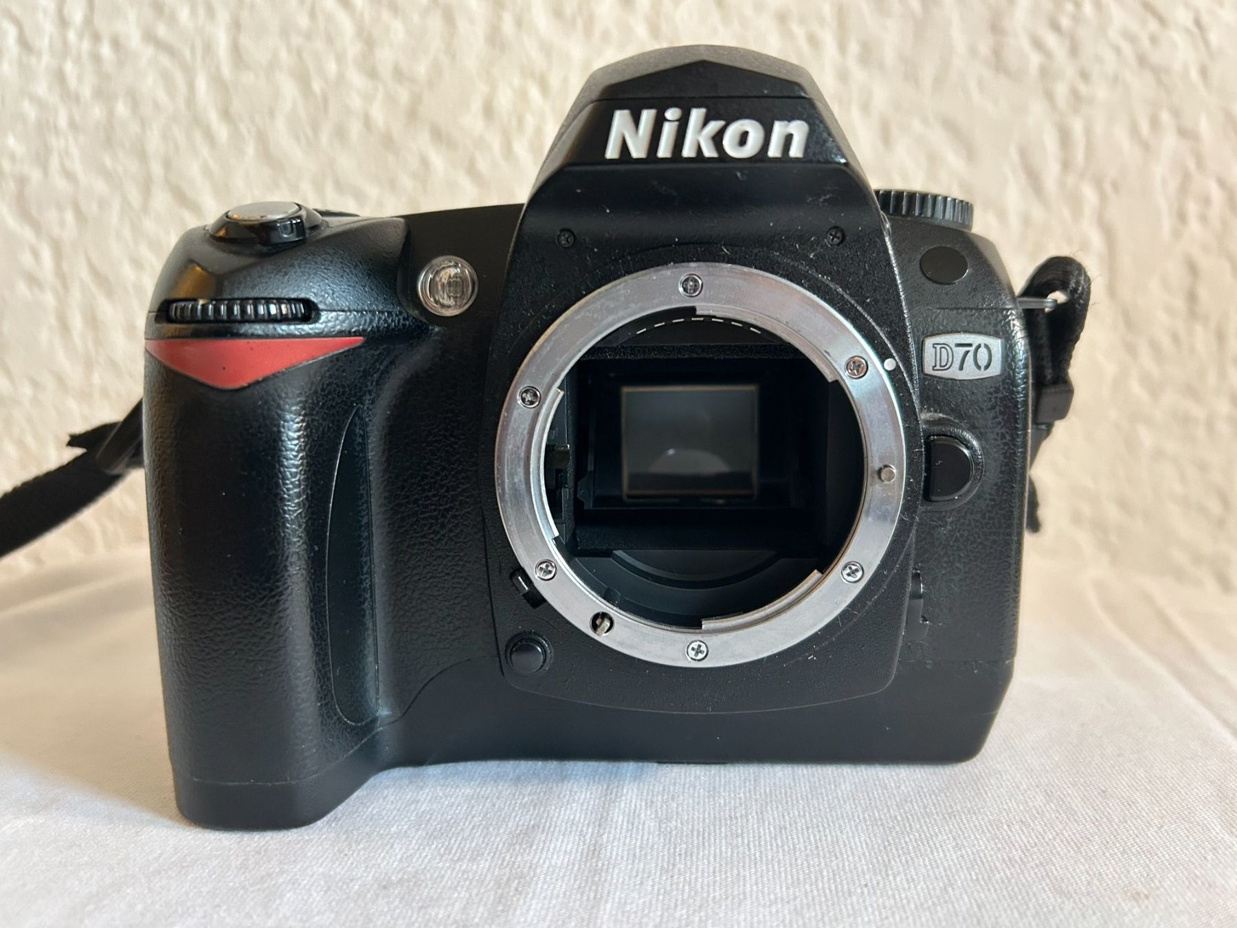 Nikon Fotocamera: Nikon D70 Digital Kamera mit 2 AF-S Nikkor Objektiven – Usato da Zürich venduto da Blaxx