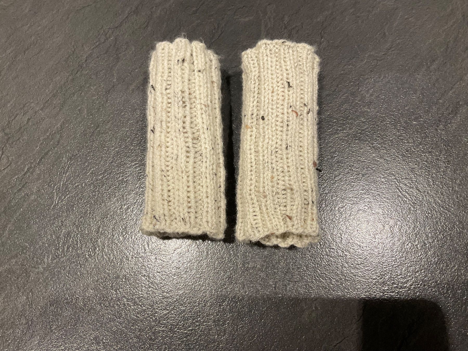Guanti & manicotti: Handgestrickte Pulswärmer- Amedisli beige – Nuovo (secondo la descrizione) da Wetzikon ZH venduto da FeeF