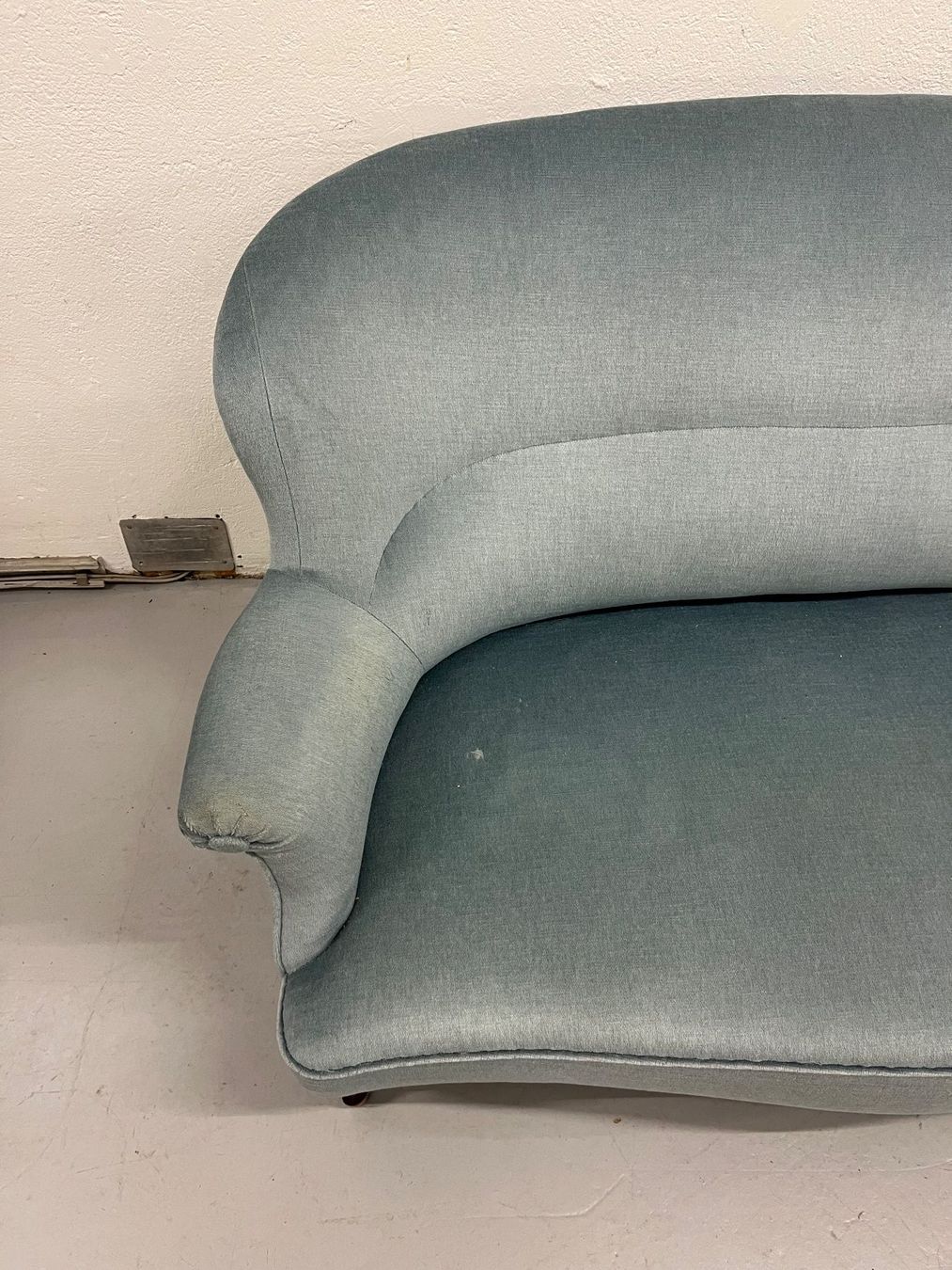 Divani: Hellblaues Samt Sofa Viktorianisch Queen Anne Sti ca um 1900 – Usato da Zürich venduto da Levelart 1