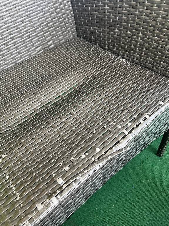 Set di tavolo e panche: Gratis Gartenlounge  – Usato da Sulgen venduto da AldinaA. 2