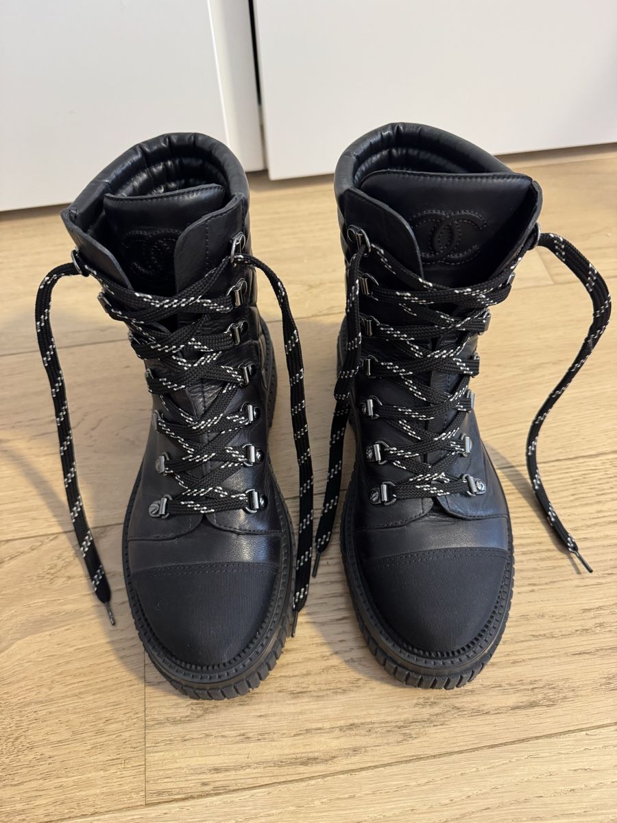 Chanel Chaussures femmes: Bottines Chanel Noir – D'occasion à Genève par hya_ccc8 2
