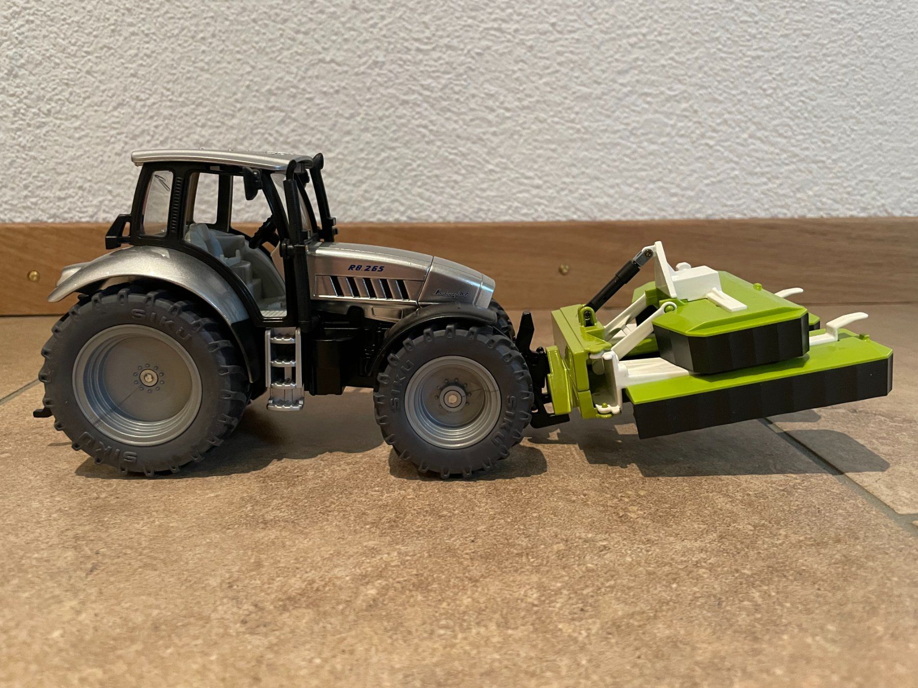 Lamborghini Trattori: SIKU Lamborghini R8.265 mit Frontmähwerk – Nuovo e nell'imballaggio originale da Kreuzlingen venduto da Stefan1150 3