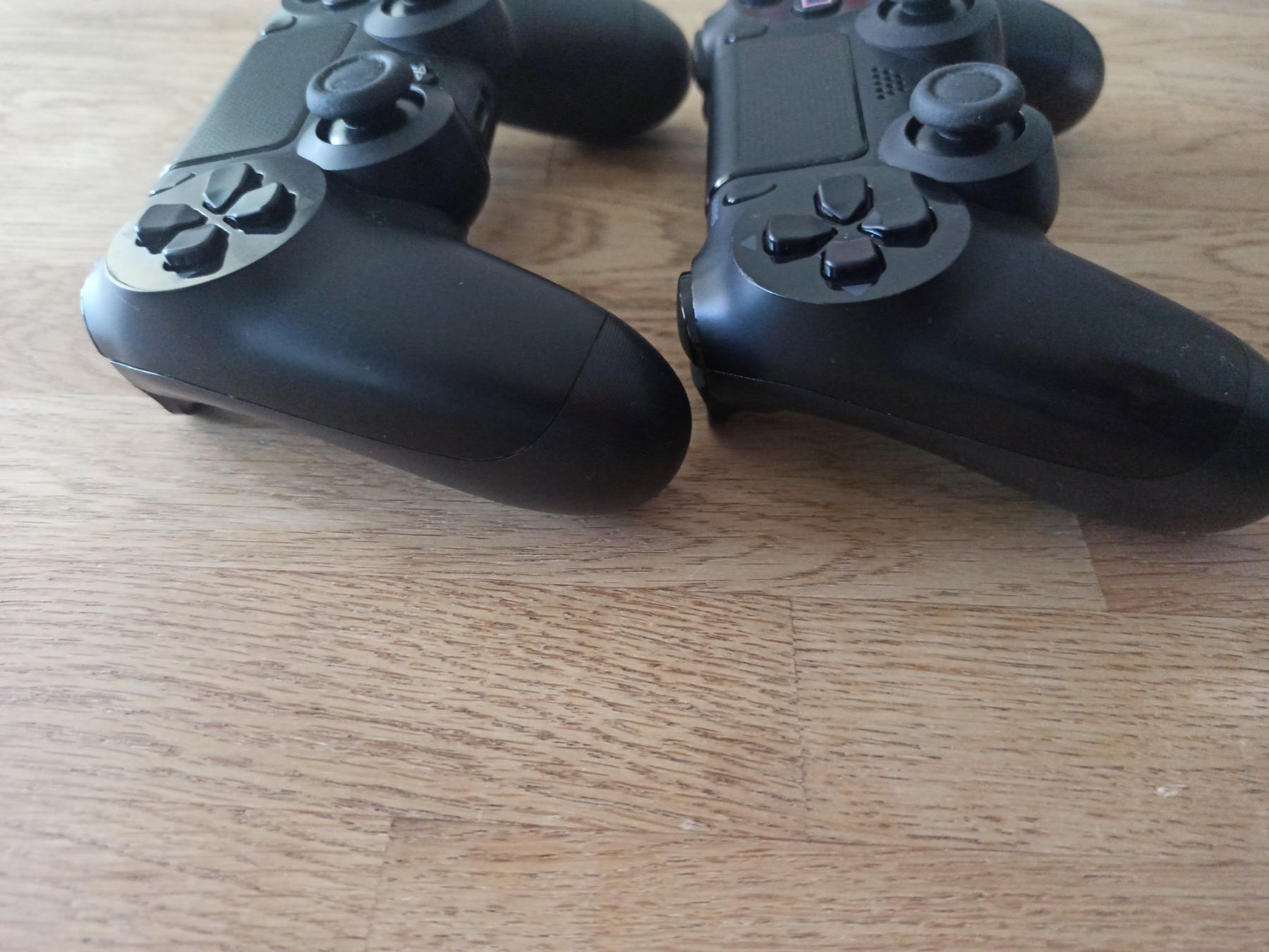 Controller: 2 x Original Controller Sony PS4 Wireless DualShock 4 V1 – Usato da Oberweningen venduto da mar_87mx 2