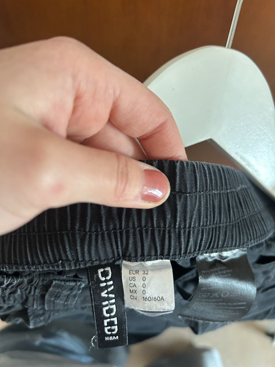 H&M Pantaloni: Schwarze Cargo Hose von H&M 32/34 – Usato da Muttenz venduto da ali_6yvf 5