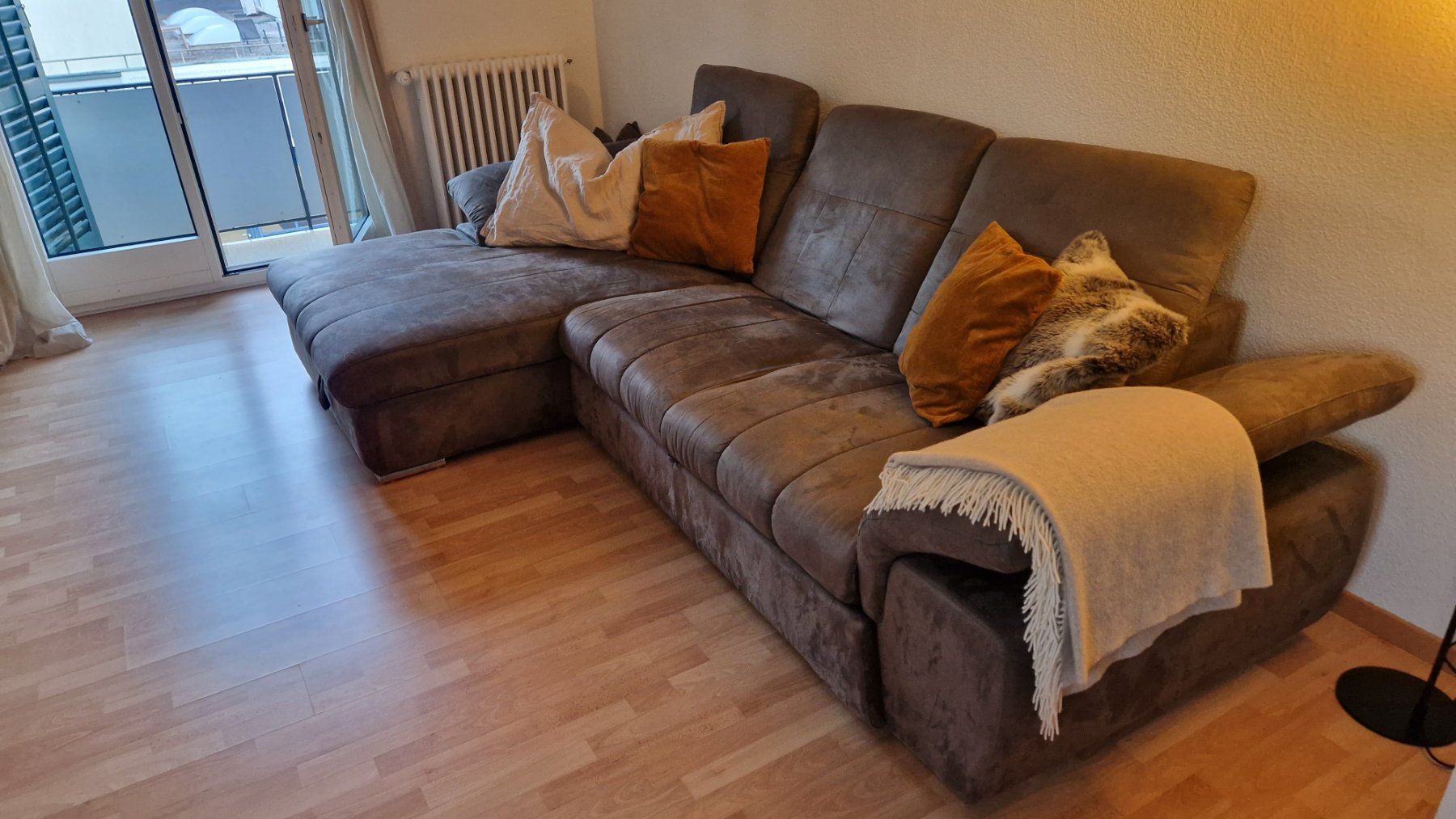 Divani: Bequemes Bettsofa mit grauem Samtbezug (Breite ca. 3m)) – Usato da Zürich venduto da cla_w5tp