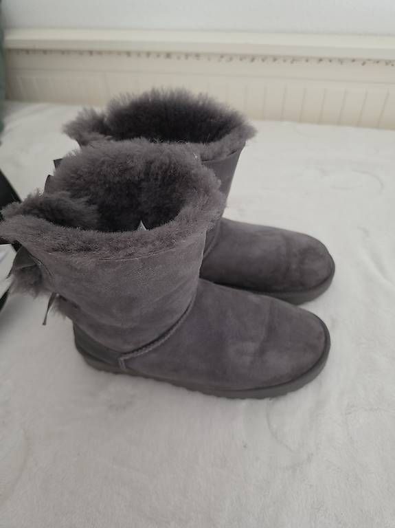 Damenschuhe: UGG Bow T39 – Gebraucht aus La Conversion von dom_5xx7