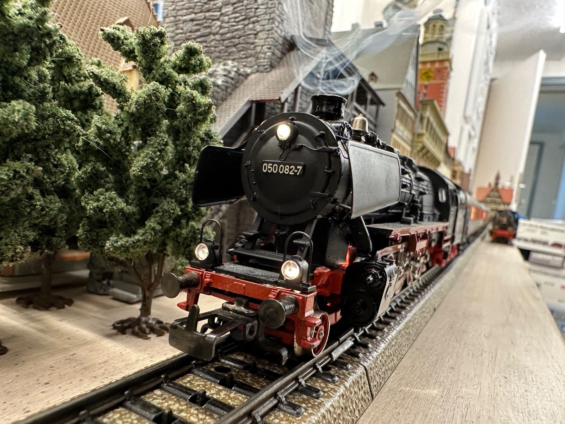 Märklin Modelleisenbahnen: Märklin 3084 DB BR 50 Personenzug – Gebraucht aus Lupsingen von New-Haven