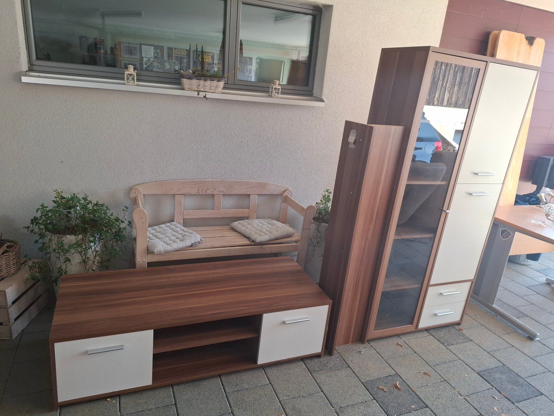 TV Möbel: Lowboard mit Glasvitrine Nussbaum weiss gebraucht – Gebraucht aus Wölflinswil von pokneto