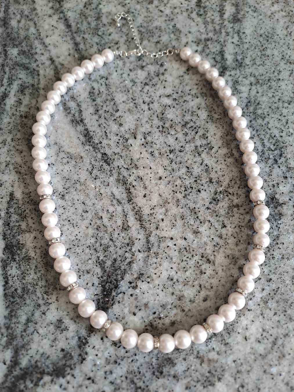Catenine: Perlenkette mit Schmucksteinen weiss – Nuovo (secondo la descrizione) da Rickenbach LU venduto da bishiida
