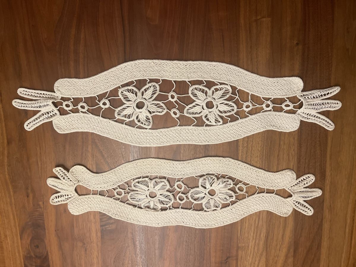 Sonstige Tischwäsche: Handgemachte Deckchen, beige, Blumenmuster, 2 Stk, – Gebraucht aus Adliswil von JadrankaR