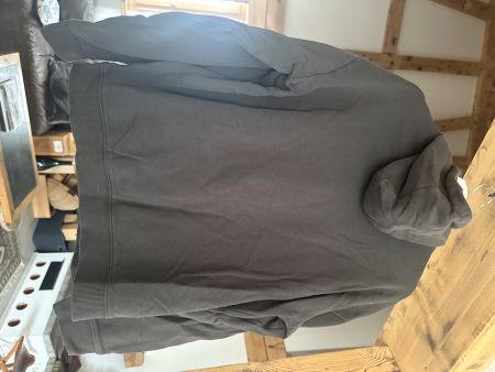 Dunklebrauner bequemer Pulli