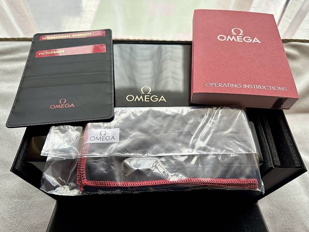 Omega Montres: Omega Speedmaster Dark Side Of The Moon "Apollo 8" – Neuf avec emballage d'origine à Schaffhausen par mis_p8nv 4