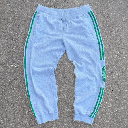 Adidas Spellout Sweatpants Grau mit grünen Streifen