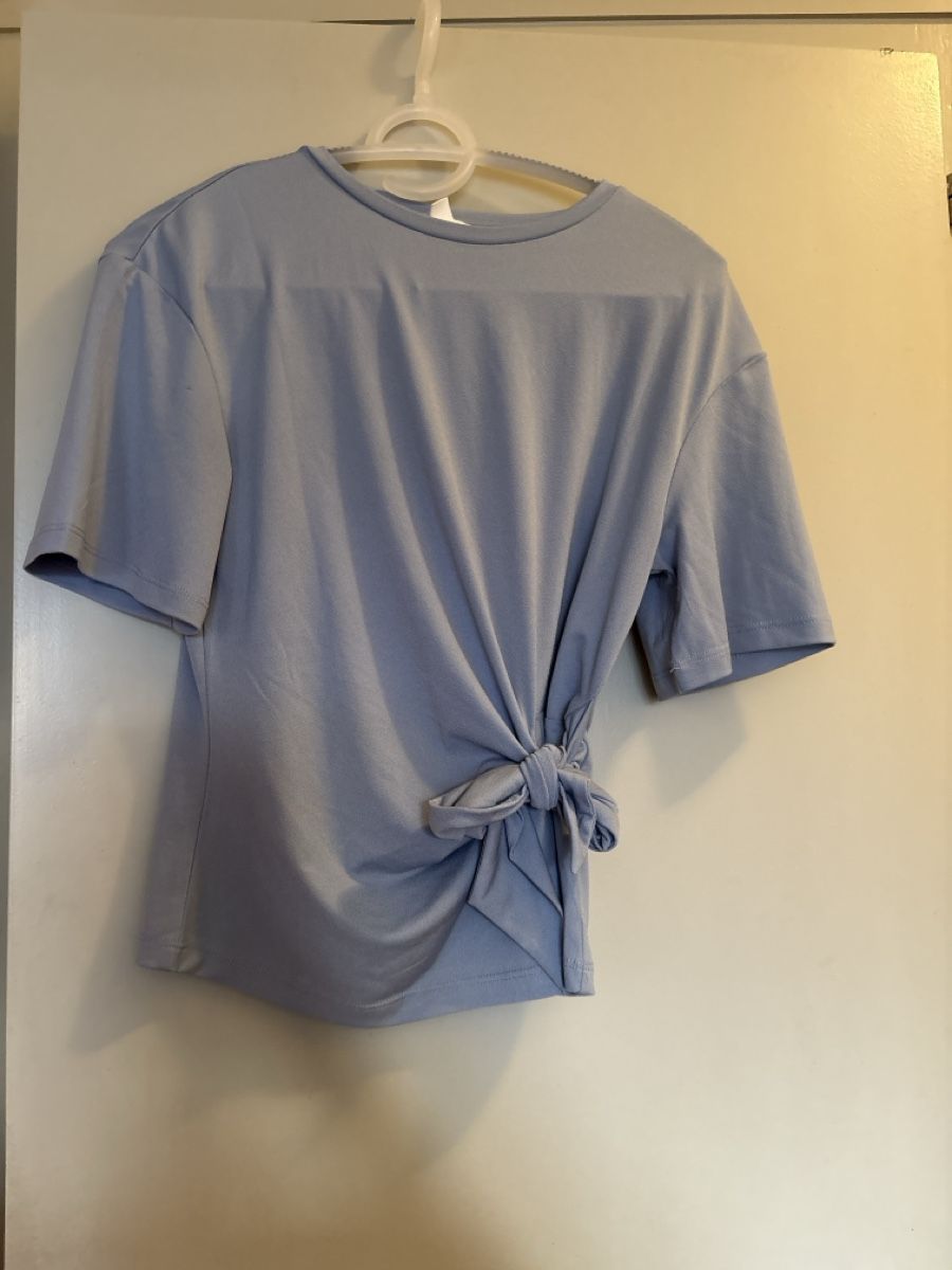 T-shirt: T-shirt H&M bleu clair, taille XS – Usato da Genève venduto da pet_sh52 1