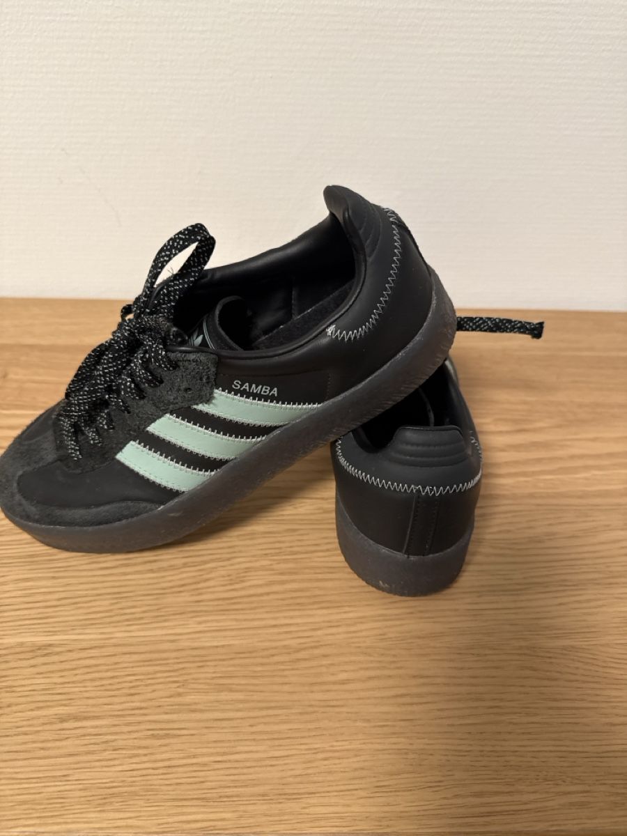 Adidas Chaussures hommes: Sneaker Adidas schwarz hellblau – D'occasion à Rheinfelden par SonjaBana
