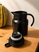 Thermoskanne schwarz Metall isoliert neu