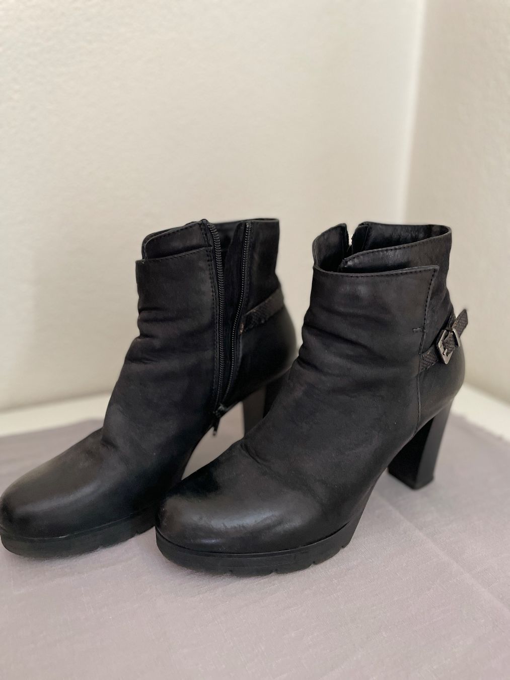 Globus Scarpe da donna: Schwarze Leder Stiefeletten Gr. 39 Herbst von Globus – Usato da Birsfelden venduto da Nic21