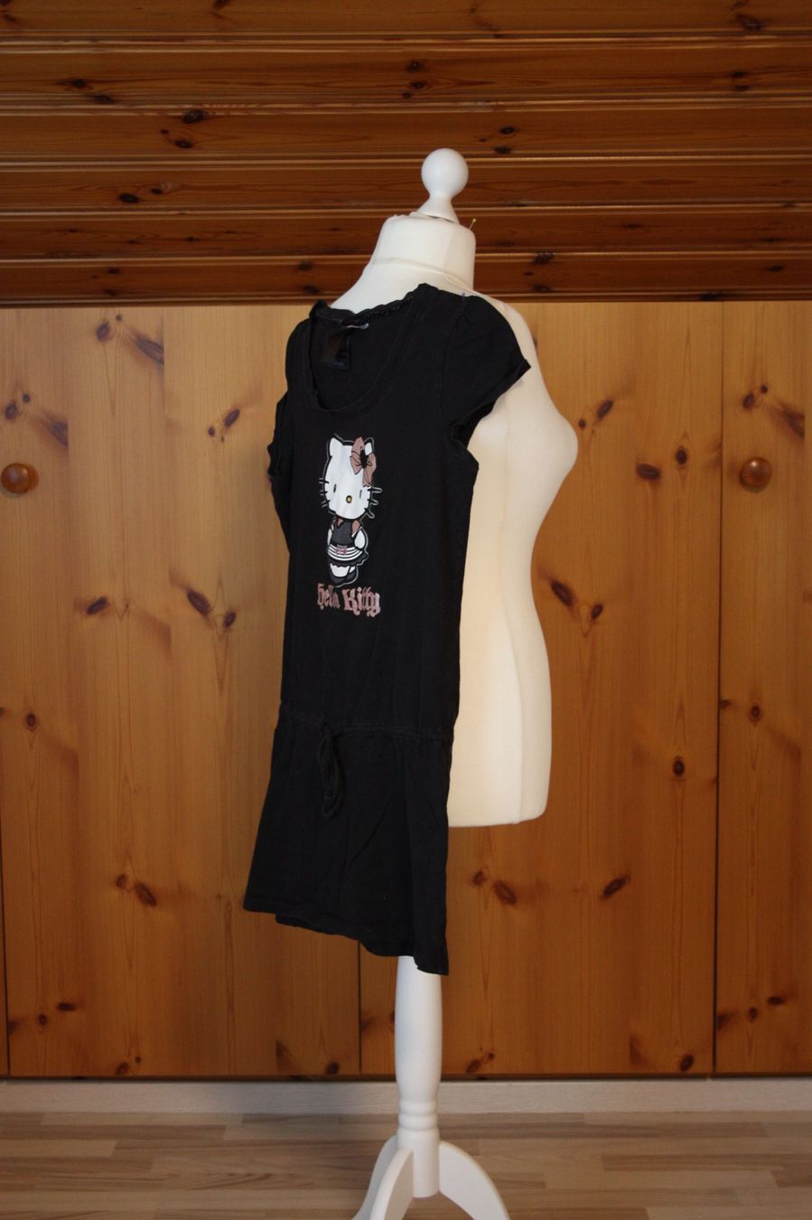 Vestiti: Mini - Kleid HELLO KITTY schwarz - bunt Gr. M – Usato da Flüelen venduto da Diversicum-Textil 1