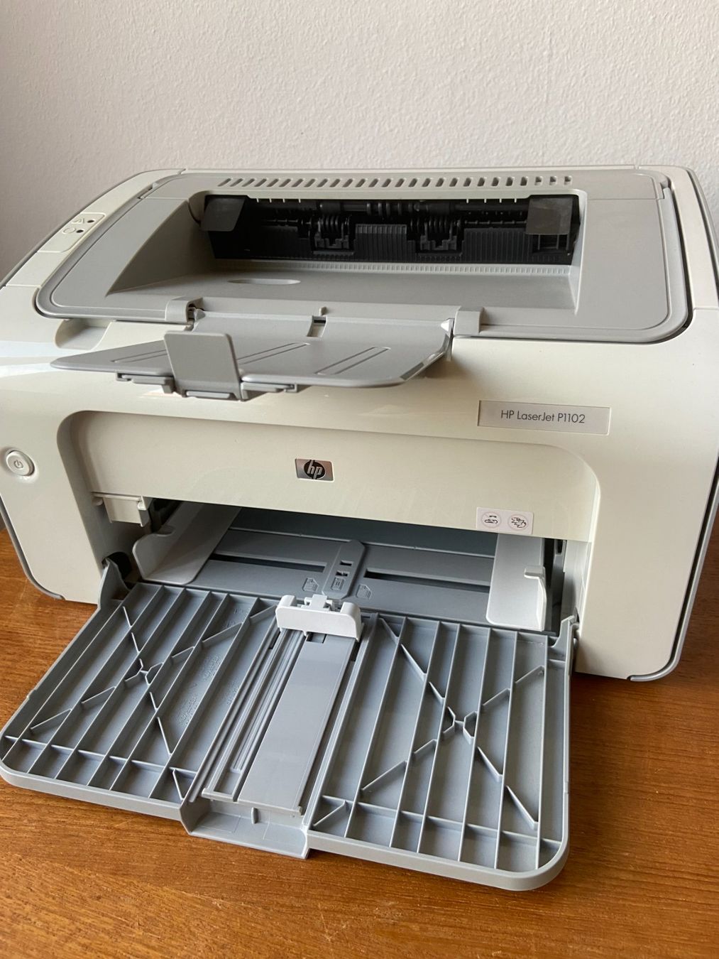 Hewlett Packard Stampanti: Drucker HP LaserJet P1102 mit Toner – Usato da Bern venduto da manuasch 1