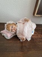 Porzellanpuppe im romantischen Spitzenkleid – Sammlerstück