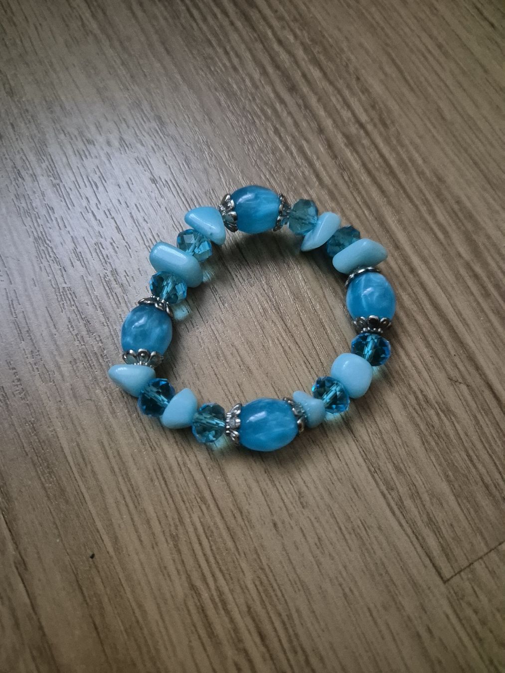 Armbänder & -reifen: Türkisblaues Armband mit Glasperlen – Gebraucht aus Langenthal von Polarisstern