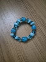 Türkisblaues Armband mit Glasperlen