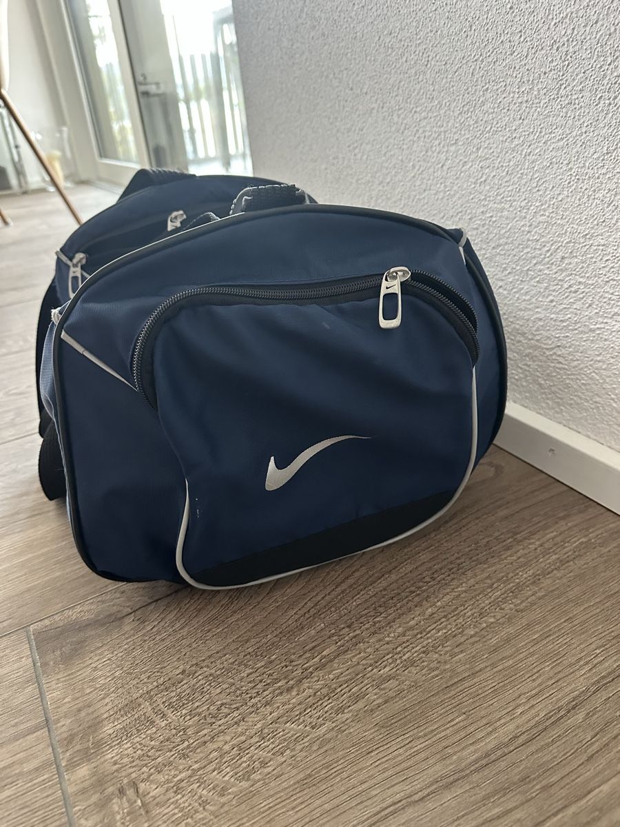 Nike Taschen: Nike Sporttasche – Gebraucht aus Küsnacht ZH von adr_669g 3