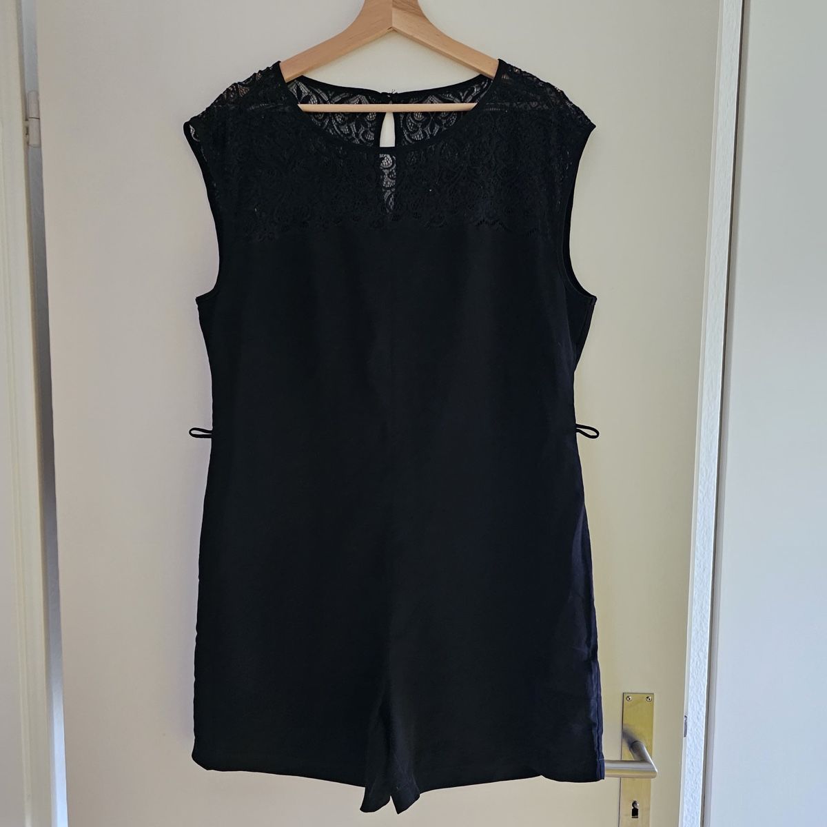 Tute: Schwarzer Jumpsuit mit Spitze – Usato da Luzern venduto da sop_5d7x