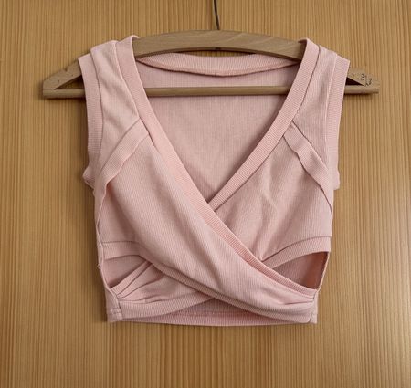 Top rose clair avec décolleté en V, taille S
