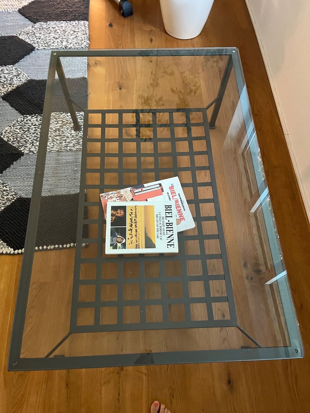 Ikea Tavoli: Schwarzer Couchtisch mit Glasplatte, zeitlos und elegant – Usato da Évilard venduto da Ewa_vz75 1