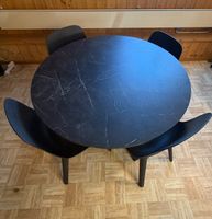 Tisch mit Stühlen